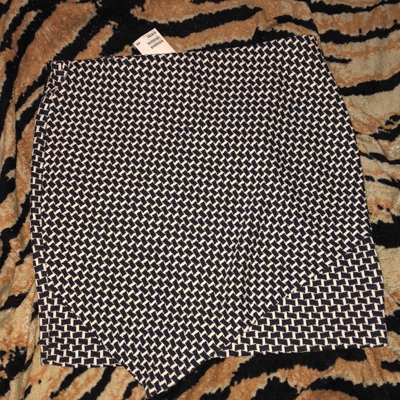 H&M Dresses & Skirts - Asymmetrical skirt H&M Dresses & Skirts - Asymmetrical skirt
